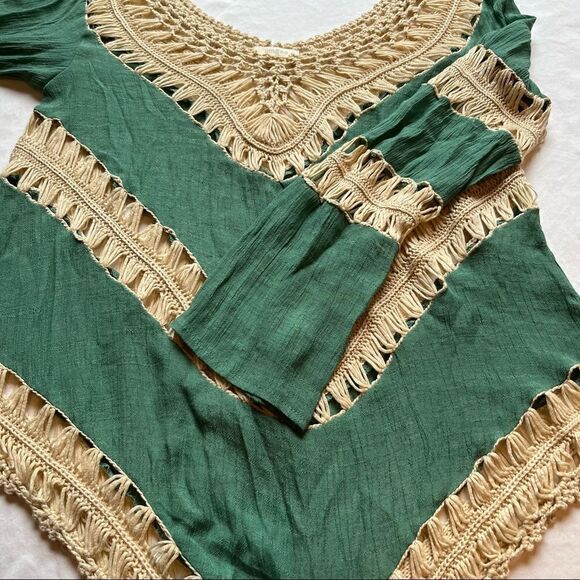 Beautiful Umgee Boho long sleeve blouse with yarn, Medium green and cream V neck - Picture 6 of 7
